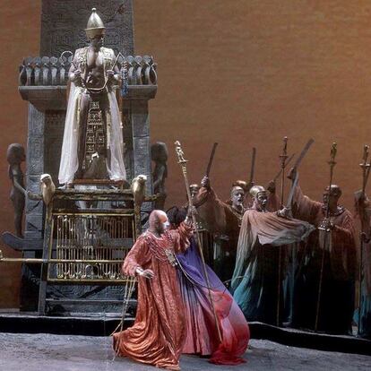 GRAF6403. MADRID (ESPAÑA), 05/03/2018.- Fotografía facilitada de la vista general de la ópera más representada en el Teatro Real, aunque hace 20 años que no se ofrecía en su escenario, "Aida", de Verdi, se representa en versión de Hugo de Ana, con Nicola Luisoti en el foso, y Violeta Urmana, Liudmyla Monastyrska y Gregory Kunde en los papeles del famoso trío.EFE/Javier del Real***SOLO USO EDITORIAL***