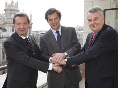 Los presidentes de Enel, F. Conti, Acciona, J.M. Entrecanales, y E.ON, W. Bernotat, sellan la paz en Endesa.