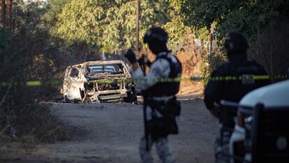 Elementos de la Guardia Nacional aseguran una zona tras la explosión de un automóvil en Culiacán, Sinaloa, el pasado diciembre. 