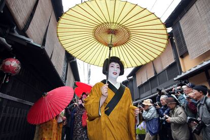 Maikos y geikas desfilan durante el año nuevo en el barrio de Gion, en 2008.