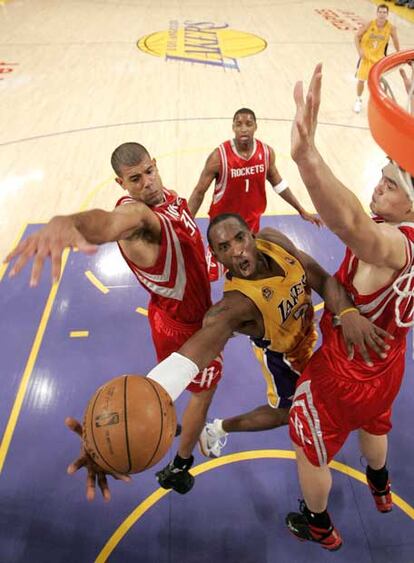 Kobe entra a canasta entre Shane Battier y Yao Ming.