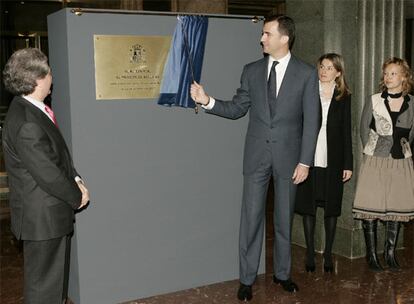 Los Príncipes de Asturias han descubierto una placa en la sede del Instituto Cervantes, para que su visita a esta institución sea recordada. En la foto, a la izquierda, el director del Instituto Cervantes, César Antonio Molina.