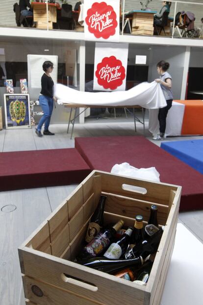 En el HUB Madrid se ultiman detalles para abrir al día siguiente el mercado La Buena Vida, un espacio que busca acercar productos ecológicos y artesanales a los consumidores. La cerveza será una de las grandes protagonistas.