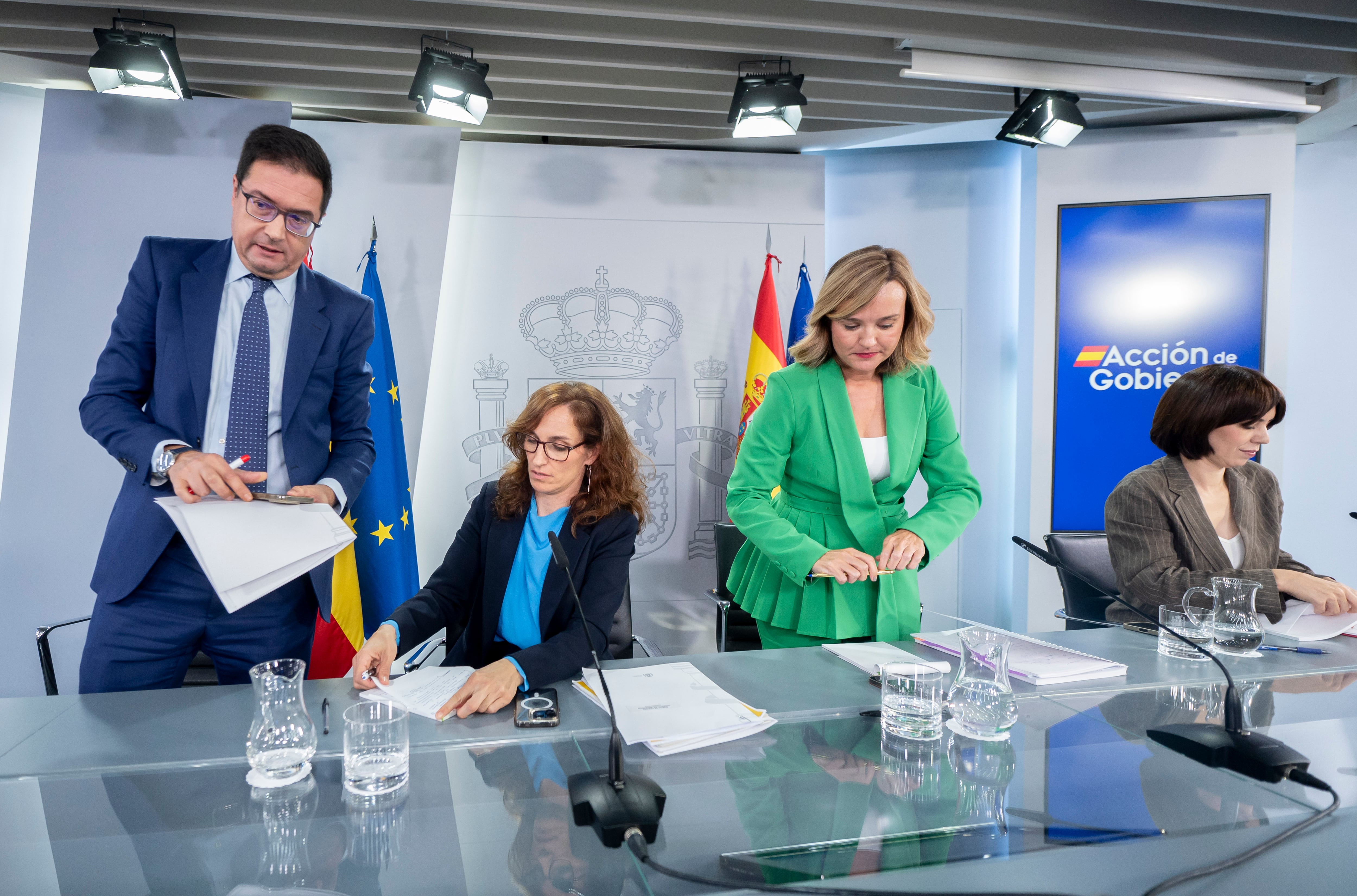 El Gobierno se lanza a la ofensiva ideológica contra los barones del PP por privatizar la sanidad y la educación