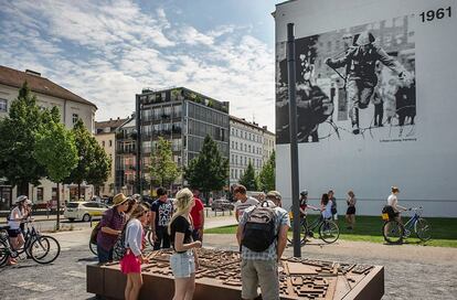 Bernauer Strasse es el epicentro del recuerdo del muro. Maquetas, murales, exposiciones... La fachada de uno de los edificios recoge la histórica instantánea del soldado Peter Leibing, que el 15 de agosto de 1961 (solo un día después de levantarse el muro) aprovechó el único tramo con alambrada para jugarse la vida de un salto al Oeste. Su imagen es hoy un símbolo.