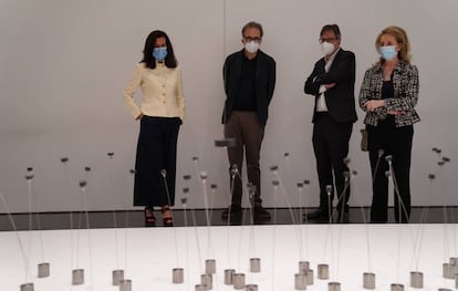 Ainhoa Grandes, Joan Subirats, Ferran Barenblit i Mariàngela Vilallonga, al Macba, davant d'una de les obres de Takis, el dia de reobertura.