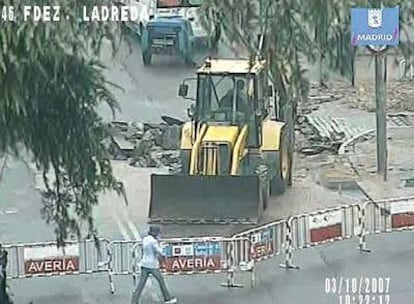 Una máquina trabaja en el lugar de la rotura.