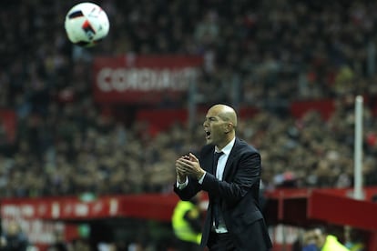 El entrenador del Real Madrid, Zinedine Zidane durante el partido de vuelta de octavos de final de Copa del Rey.