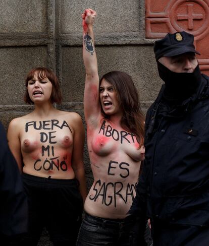 “Meu corpo, minhas regras” e “Liberdade para abortar” foram alguns dos lemas que as cinco ativistas do Femen Espanha conseguiram entoar ao entrar em uma marcha antiaborto em 17 de novembro de 2013 no centro de Madri. Antes de serem presas pela Polícia, tanto Alcázar como as outras ativistas foram pintadas com sprays vermelhos de alguns manifestantes que gritavam: “Abortistas, terroristas”.