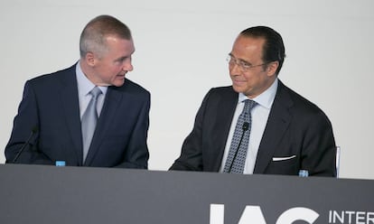 El consejero delegado de IAG, Willie Walsh, con el presidente del holding, Antonio V&aacute;zquez.