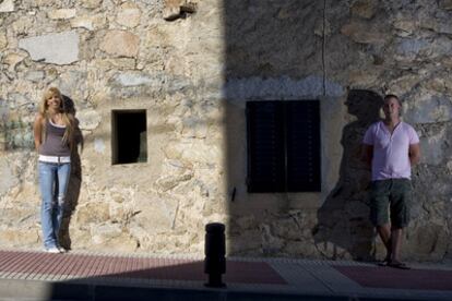 Sol Pascual y Roberto Aguilera, en el centro de Becerril de la Sierra (Madrid).