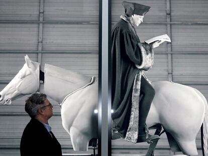 Rodney Graham ante su pieza <i>Alegoría de la locura</i> (2005), que se exhibe en el Macba.