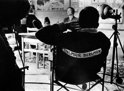 El cineasta sueco Ingmar Bergman, durante uno de sus rodajes, en una imagen de la que se desconoce su fecha.