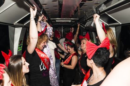 El Partybus no es el próximo 'hit' de Joe Crepúsculo, aunque podría. Es ese lugar en el que hombres y mujeres celebran sus despedidas de solteros entre sillones acolchados y luces. Los motivos festivos ya dependen de la originalidad y presupuesto del cliente.