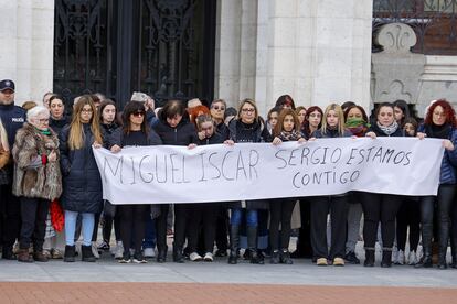 Compañeros y amigos del joven fallecido, durante el minuto de silencio celebrado este lunes en el Ayuntamiento de Valladolid. 