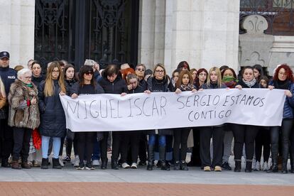 Compañeros y amigos del joven fallecido, durante el minuto de silencio celebrado este lunes en el Ayuntamiento de Valladolid.