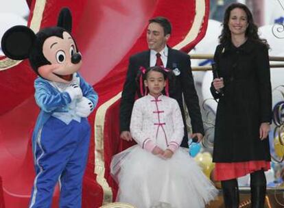 La actriz Andy McDowell, a la derecha, con Arnaud Gayet, embajador de Eurodisney, y Mickey Mouse.