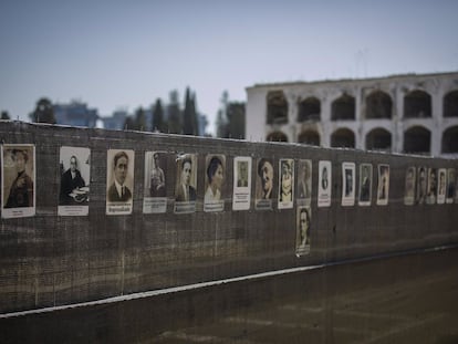 Imágenes de desaparecidos y asesinados en la exhumación de la fosa común de Pico Reja, ubicada en el cementerio de San Fernando (Sevilla).