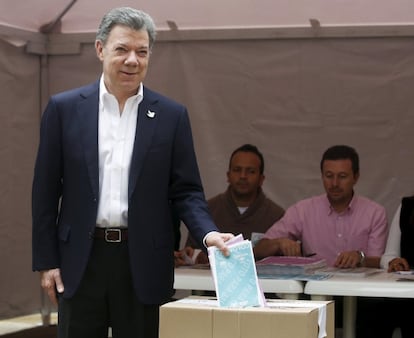 Juan Manuel Santos, presidente de Colombia, vota en la plaza Bolivar, en el centro de Bogot&aacute;