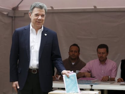 Juan Manuel Santos, presidente de Colombia, vota en la plaza Bolivar, en el centro de Bogot&aacute;