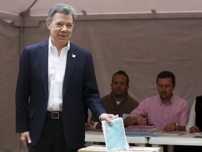 Juan Manuel Santos, presidente de Colombia, vota en la plaza Bolivar, en el centro de Bogotá