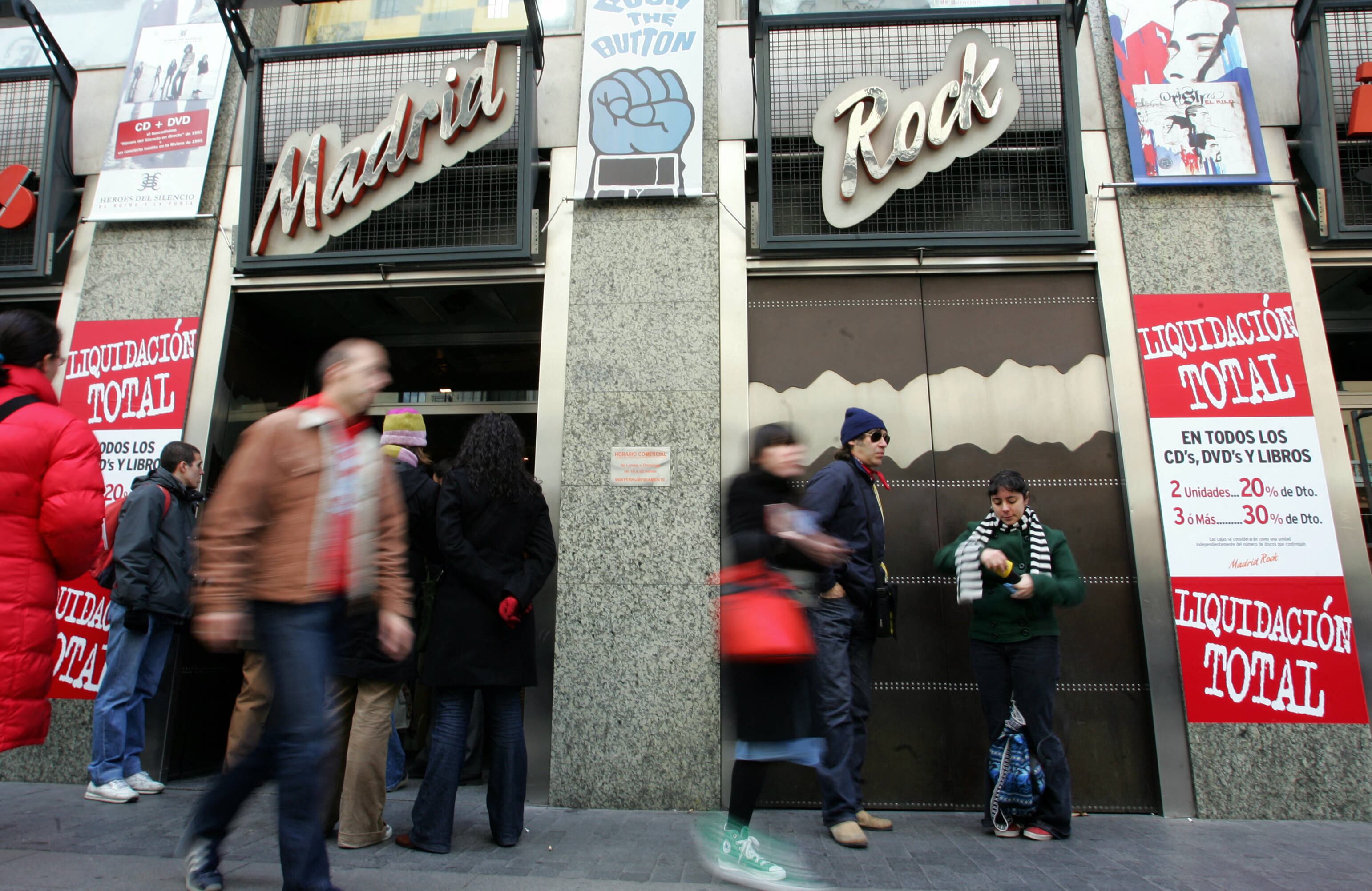 Fachada de la histórica tienda de música madrileña Madrid Rock en sus últimos días antes del cierre definitivo en 2005. La piratería musical fue apuntada como el principal motivo.