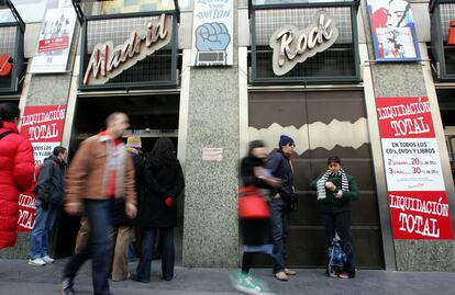 Fachada de la histórica tienda de música madrileña Madrid Rock en sus últimos días antes del cierre definitivo en 2005. La piratería musical fue apuntada como el principal motivo.