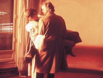Marlon Brando y Maria Schneider en un fotograma de &#039;El &uacute;ltimo tango en Par&iacute;s&#039;.