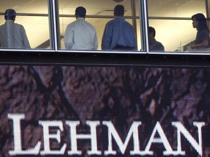 Trabajadores del banco de inversión Lehman Brothers, en las oficinas el día de la quiebra.