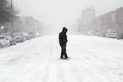 Un hombre cruza una calle de Brooklyn (Nueva York), este sábado.