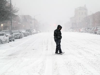 Un hombre cruza una calle de Brooklyn (Nueva York), este sábado.