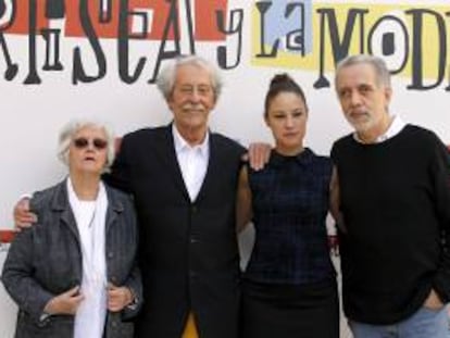 El director Fernando Trueba (d) posa con el actor francés Jean Rochefort y las actrices Aida Folch (2d) y Chus Lamapreave (i) durante la presentación ayer de su película "El artista y la Modelo", en el Museo Thyssen Bornemisza.