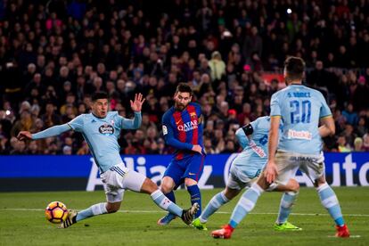 Messi marca el quinto gol del partido.