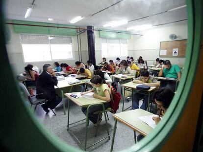 Alumnos y profesor fotografiados desde la puerta de un aula de su instituto.