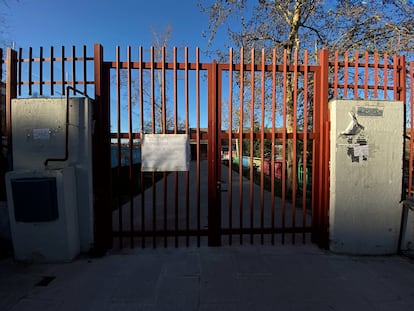 Colegio en Madrid con un cartel colgado en la verja en el que se informa del cierre temporal del centro.