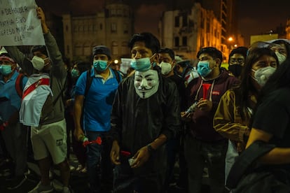 Un grupo de jóvenes, durante una de las protestas de principios de noviembre en las calles de Lima.