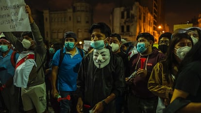 Um grupo de jovens durante um dos protestos do começo de novembro nas ruas de Lima.  Lima.