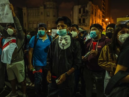 Un grupo de jóvenes, durante una de las protestas de principios de noviembre en las calles de Lima.