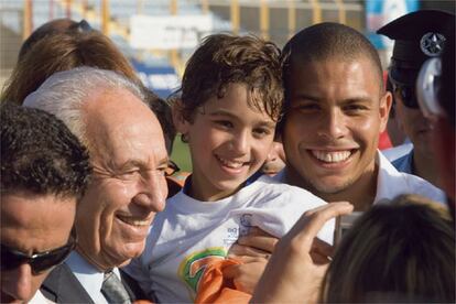 En Tel Aviv, con Simn Peres y los ni?os de las Escuelas de Ftbol por la Paz, en las que juegan juntos palestinos e israeles.