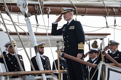 Felipe VI saluda tras subir al buque escuela Juan Sebastián de Elcano, este sábado en el puerto de Cádiz.