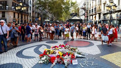 Ramos de flores y objetos en recuerdo de los atentados en La Rambla y Cambrils.