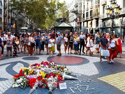 Ramos de flores y objetos en recuerdo de los atentados en La Rambla y Cambrils.