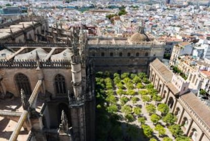 Panorámica de la Catedral de Sevilla y su patio de los Naranjos.