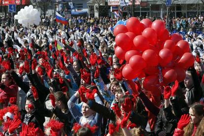 Ciudadanos de Crimea contemplan en Simferópol una 'performance' teatral titulada 'Dedicado a ti, Rusia', que celebra el primer aniversario de la anexión.