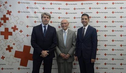 El presidente de la Comunidad, Ángel Garrido, a la izquierda, con el alcalde de Alcalá, Javier Rodríguez Palacios (derecha), inauguraron hoy la nueva sede de Cruz Roja en la localidad.