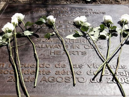 La placa en recuerdo de las v&iacute;ctimas del vuelo de Spanair, en los jardines de la Terminal 2 del aeropuerto de Barajas.