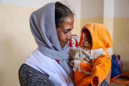La Directora Nacional de World Vision Afganistán, Asuntha Charles, visita el programa de Salud y Nutrición de World Vision en la provincia de Herat, donde los niños sufren hambre debido a la sequía, que ya está en su quinto año. FOTO CEDIDA