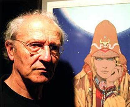 Moebius junto a uno de sus dibujos en la exposición que presenta en Barcelona.
