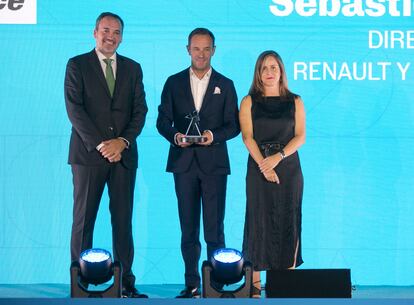 Juan Vilda, director de Acuerdos de Distribución de Mapfre España (izquierda); Sébastien Guigues, director general de Renault y Alpine en España; y Sofía Ruiz de Velasco, directora de 'Smoda'.