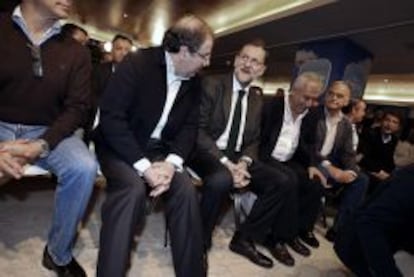 El presidente del Gobierno, Mariano Rajoy, junto al presidente de la Junta de Castilla y Le&oacute;n, Juan Vicente Herrrera ; el vicesecretario general de Pol&iacute;tica Auton&oacute;mica y Local del PP, Javier Arenas, y el vicesecretario de Estudios y Programas del PP, Esteban Gonz&aacute;lez Pons, entre otros, durante la clausura de la XIX Interparlamentaria que el PP celebra en Salamanca.